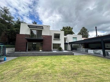 Excelente casa ubicada en Fairway