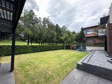 Excelente casa ubicada en Fairway