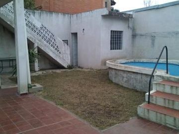 Casa en venta - 2 Dormitorios 1 Baño - Cochera - 220Mts2 - Castelar, Morón