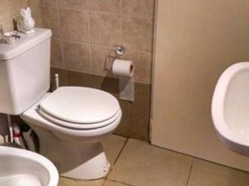 Casa en venta - 2 Dormitorios 1 Baño - Cochera - 220Mts2 - Castelar, Morón