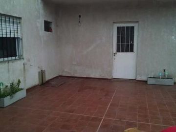 Casa en venta - 2 Dormitorios 1 Baño - Cochera - 220Mts2 - Castelar, Morón