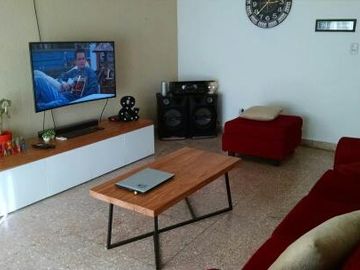 Casa en venta - 2 Dormitorios 1 Baño - Cochera - 220Mts2 - Castelar, Morón
