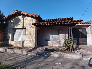 Casa en venta - 2 Dormitorios 1 Baño - Cochera - 220Mts2 - Castelar, Morón