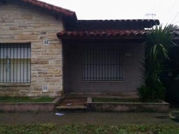 Casa en venta - 2 Dormitorios 1 Baño - Cochera - 220Mts2 - Castelar, Morón