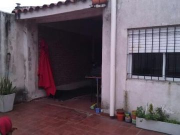 Casa en venta - 2 Dormitorios 1 Baño - Cochera - 220Mts2 - Castelar, Morón