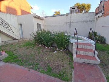 Casa en venta - 2 Dormitorios 1 Baño - Cochera - 220Mts2 - Castelar, Morón
