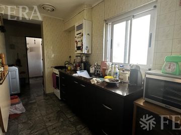 Venta de departamento de 3 ambientes con balcón en Boedo