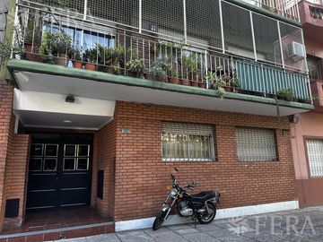 Venta de departamento de 3 ambientes con balcón en Boedo