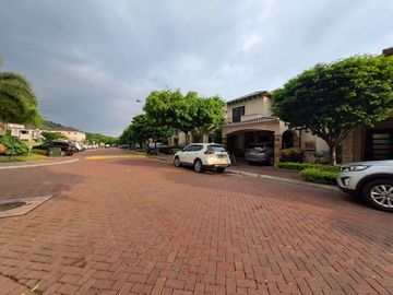 Se vende villa en urbanización Bosques de la Costa