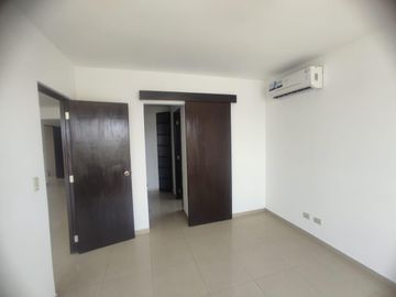 Venta de departamento frente al río en urbanización cerrada