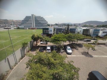 Venta de departamento frente al río en urbanización cerrada