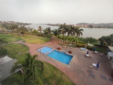 Venta de departamento frente al río en urbanización cerrada