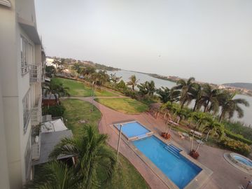 Venta de departamento frente al río en urbanización cerrada