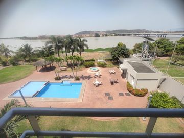Venta de departamento frente al río en urbanización cerrada
