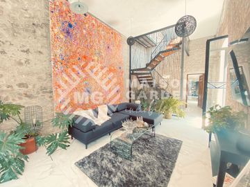 Venta o Renta de  Casa en Barrio de Analco con Diseño Vanguardista