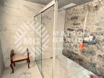 Venta o Renta de  Casa en Barrio de Analco con Diseño Vanguardista