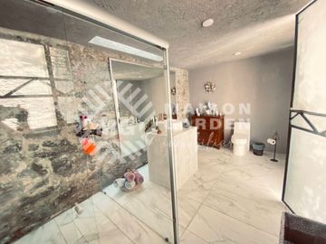Venta o Renta de  Casa en Barrio de Analco con Diseño Vanguardista