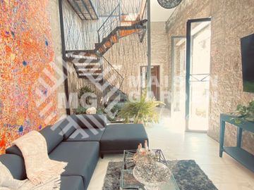 Venta o Renta de  Casa en Barrio de Analco con Diseño Vanguardista