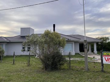 Casa 3 dormitorios con importante lote en Colón