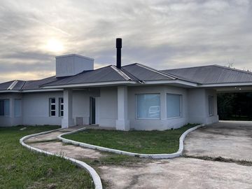 Casa 3 dormitorios con importante lote en Colón