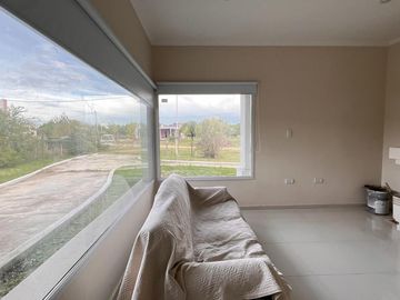 Casa 3 dormitorios con importante lote en Colón