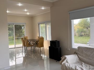 Casa 3 dormitorios con importante lote en Colón