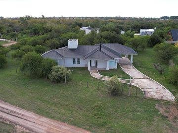 Casa 3 dormitorios con importante lote en Colón