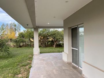 Casa 3 dormitorios con importante lote en Colón