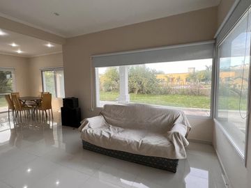 Casa 3 dormitorios con importante lote en Colón