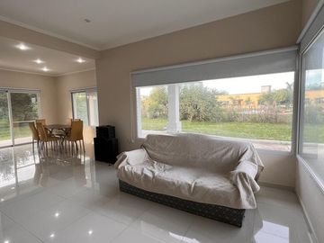 Casa 3 dormitorios con importante lote en Colón