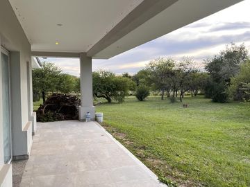 Casa 3 dormitorios con importante lote en Colón