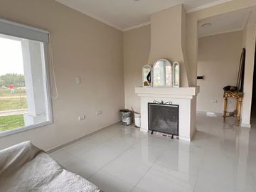 Casa 3 dormitorios con importante lote en Colón