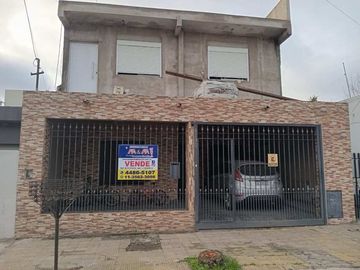 Casa en venta en Isidro Casanova