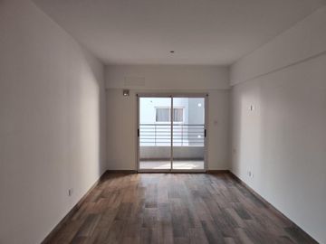 VENTA DE DEPARTAMENTO 2 AMBIENTES EN PLENO CENTRO DE MONTE GRANDE - CON COCHERA