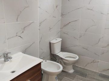 VENTA DE DEPARTAMENTO 2 AMBIENTES EN PLENO CENTRO DE MONTE GRANDE - CON COCHERA