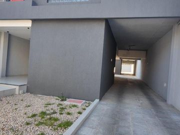 VENTA DE DEPARTAMENTO 2 AMBIENTES EN PLENO CENTRO DE MONTE GRANDE - CON COCHERA