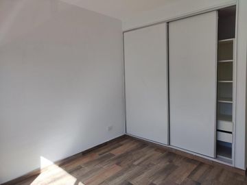 VENTA DE DEPARTAMENTO 2 AMBIENTES EN PLENO CENTRO DE MONTE GRANDE - CON COCHERA