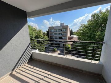 VENTA DE DEPARTAMENTO 2 AMBIENTES EN PLENO CENTRO DE MONTE GRANDE - CON COCHERA