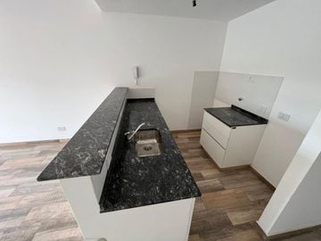 VENTA DE DEPARTAMENTO 2 AMBIENTES EN PLENO CENTRO DE MONTE GRANDE - CON COCHERA