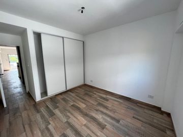 VENTA DE DEPARTAMENTO 2 AMBIENTES EN PLENO CENTRO DE MONTE GRANDE - CON COCHERA