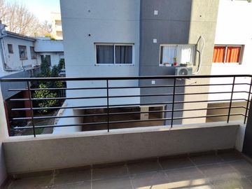 VENTA DE DEPARTAMENTO 2 AMBIENTES EN PLENO CENTRO DE MONTE GRANDE - CON COCHERA