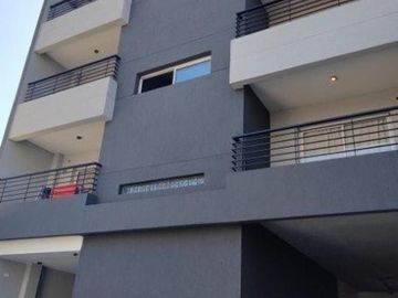 VENTA DE DEPARTAMENTO 2 AMBIENTES EN PLENO CENTRO DE MONTE GRANDE - CON COCHERA