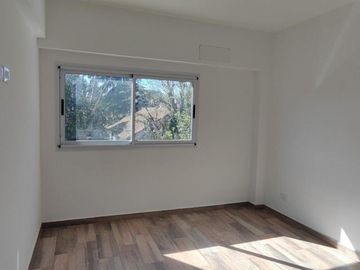 VENTA DE DEPARTAMENTO 2 AMBIENTES EN PLENO CENTRO DE MONTE GRANDE - CON COCHERA