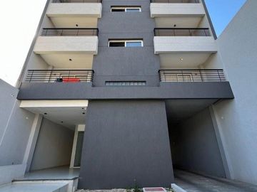 VENTA DE DEPARTAMENTO 2 AMBIENTES EN PLENO CENTRO DE MONTE GRANDE - CON COCHERA