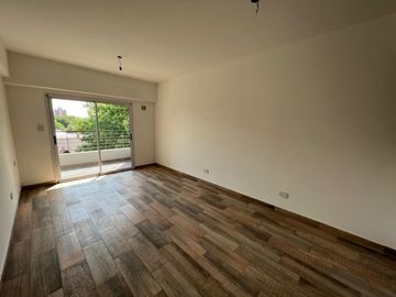 VENTA DE DEPARTAMENTO 2 AMBIENTES EN PLENO CENTRO DE MONTE GRANDE - CON COCHERA