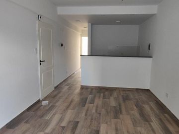 VENTA DE DEPARTAMENTO 2 AMBIENTES EN PLENO CENTRO DE MONTE GRANDE - CON COCHERA