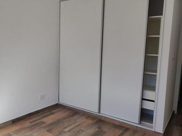 VENTA DE DEPARTAMENTO 2 AMBIENTES EN PLENO CENTRO DE MONTE GRANDE - CON COCHERA