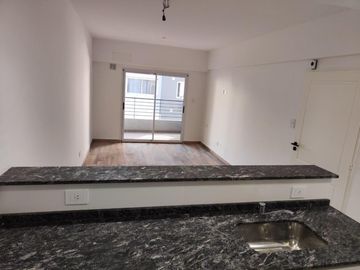VENTA DE DEPARTAMENTO 2 AMBIENTES EN PLENO CENTRO DE MONTE GRANDE - CON COCHERA