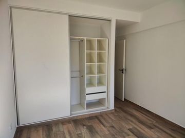 VENTA DE DEPARTAMENTO 2 AMBIENTES EN PLENO CENTRO DE MONTE GRANDE - CON COCHERA