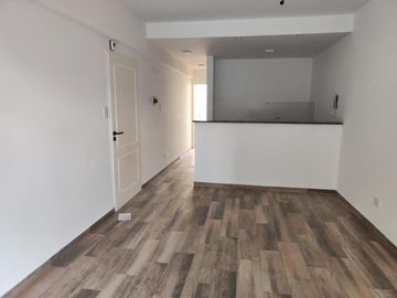 VENTA DE DEPARTAMENTO 2 AMBIENTES EN PLENO CENTRO DE MONTE GRANDE - CON COCHERA